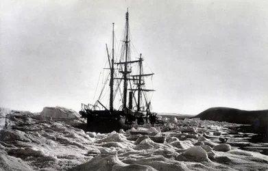 Pôle Nord : « Alert » coincé près du cap Beechey, canal de Robeson - dans « Narrative of a voyage to the Polar Sea during 1875-76 », G.S. Nares, éd. Londres