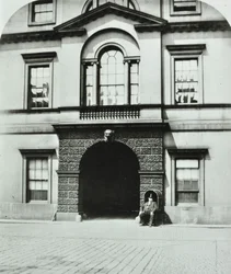 Northumberland House, Charing Cross, Westminster LB : cour, 1880