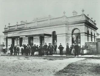 Gare de Notting Hill Gate : extérieur du Metropolitan Railway, 1868