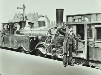 Portier de quai à une gare, 1885