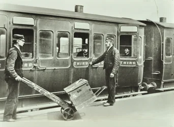 Portiers de quai à une gare, 1885