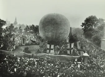 Poplar Recreation Ground : foule regardant un ballon à air chaud, 1892
