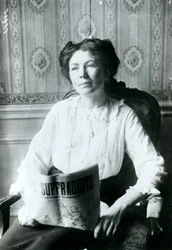 Portrait de Christabel Pankhurst lisant un exemplaire de The Suffragette vers 1905