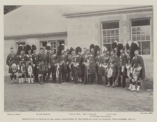 Présentation des couleurs aux Gordon Highlanders par le prince de Galles à Braikley, près de Balmoral, le 18 septembre