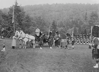 La reine Victoria présentant des couleurs aux Cameron Highlanders, 1873