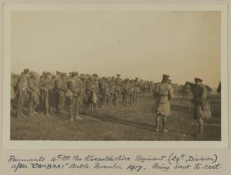 Restes du 4e Bn. Le Régiment de Worcestershire (29e Division) après la bataille de «CAMBRAI», novembre 1917, retour au repos