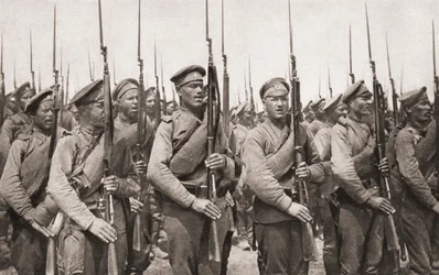 Infanterie russe en parade et présentant les armes pendant la Première Guerre mondiale, de The Illustrated War News, 1915