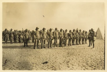 Montre une partie de ma compagnie en parade à Shusha - désert libyen, 6 h 30, septembre 1916
