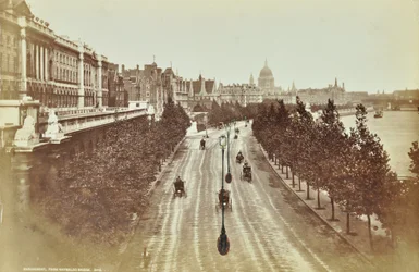 Somerset House, Victoria Embankment, Westminster : vue vers le nord depuis Waterloo Bridge, 1895