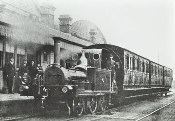 Gare de South Dock : une locomotive à réservoir à quatre roues couplées à la gare, 1880