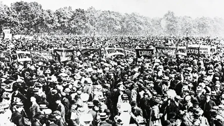 La grande manifestation pour le droit de vote des femmes à Hyde Park, dimanche 12 juin 1908