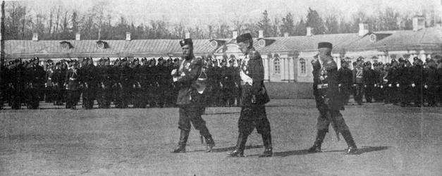 Le tsar et le grand-duc Michelovitch marchant sur le terrain de parade à Saint-Pétersbourg, illustration de The King, 25 mai 1901