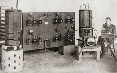 Le premier émetteur de diffusion opéré en Grande-Bretagne, installé aux Ateliers Marconi, Chelmsford, en 1919 et 1920, de L
