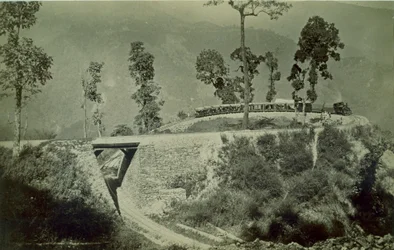 La boucle à Agony Point à Tindharia sur le chemin de fer himalayen de Darjeeling, années 1880 (tirage albuminé)