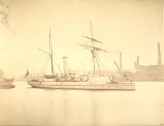 Le côté tribord de la canonnière «Delta» amarrée sur la Tyne, c.1876