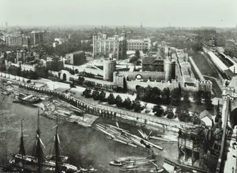 Tour de Londres, Tower Hill : depuis Tower Bridge, 1890
