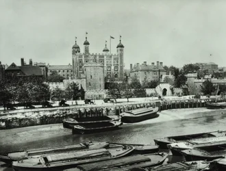 Tour de Londres, Tower Hill : depuis la rivière, 1895