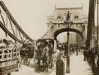 Circulation passant sur le pont de la Tour