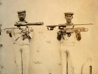 Deux marins du HMS Glory, tenant des fusils