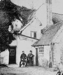 Deux hommes devant le cottage Enfield, c.1890
