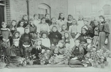 Classe inconnue de filles, 1896