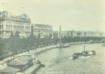Victoria Embankment, Westminster : vue vers le nord depuis Hungerford Bridge, 1895