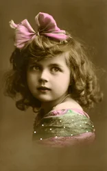 Fille victorienne avec un nœud rose dans les cheveux