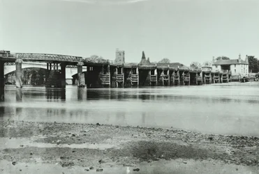 Vue des anciens et nouveaux ponts de Putney avec maison à malt et église All Saints en arrière-plan, 1885