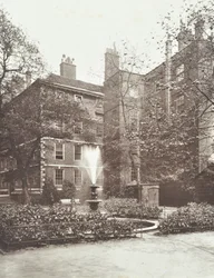 Vue de la fontaine à Middle Temple Fountain Court, Londres, 1884