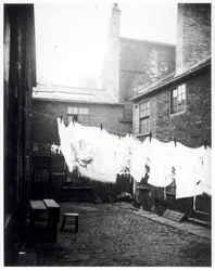 Corde à linge dans Eagle and Child Yard, Hunslet, Leeds, 13 mai 1896
