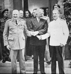 Winston Churchill (1874-1965), le président Truman (1884-1972) et Joseph Staline (1879-1953) se serrant la main à la conférence de Potsdam, juillet 1945