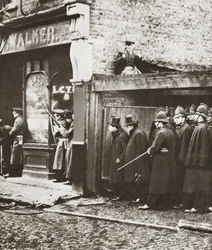 Winston Churchill durant le siège de Sydney Street, Londres 1911