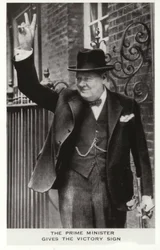 Winston Churchill fait le signe de la victoire devant le 10 Downing Street, le 5 juin.
