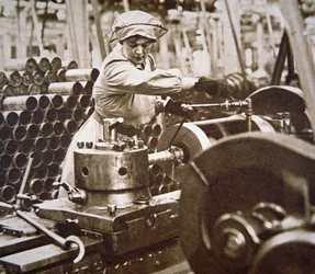 Ouvrière dans une usine de munitions en Grande-Bretagne pendant la Première Guerre mondiale
