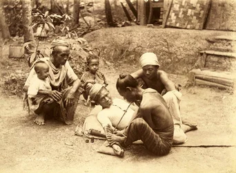 Un homme Shan se faisant tatouer, 1890