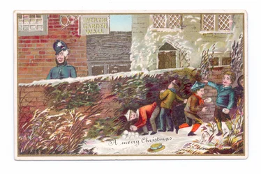 Carte de Noël victorienne de garçons se cachant derrière un mur de briques lançant une boule de neige à un policier, vers 1880 (lithographie en couleur)