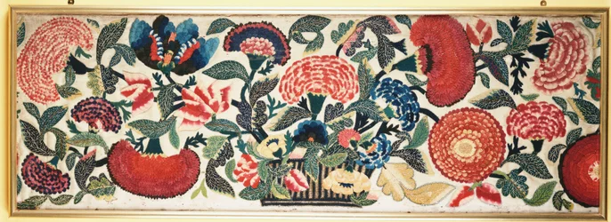 Un panneau en feutre et appliqué avec des accents de soie brodés représentant des œillets, des tulipes et d