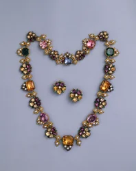 Un collier en or et bijoux de la Régence serti de topazes coussin, améthystes, tourmalines roses, émeraudes, saphirs et péridots, avec une paire de boucles d