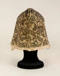 Une fine coiffe brodée de noir, 1620-40