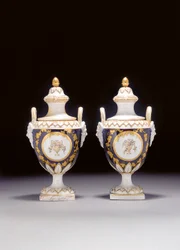 Paire de vases à deux anses de Chelsea-Derby et deux couvercles, c.1775