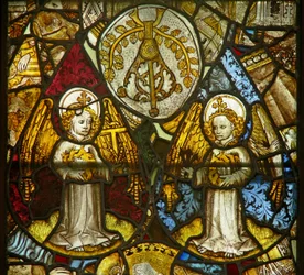 Un panneau dans la fenêtre est représentant des anges avec des Instruments de la Passion parmi des fragments