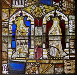 Un panneau dans la fenêtre est représentant les Vertus Cardinales : Miséricorde (Misericordia) et Paix (Pax) et une rose blanche