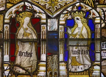 Un panneau dans la fenêtre est représentant les Vertus Cardinales : Vérité (Veritas) et Justice (Iustitia)