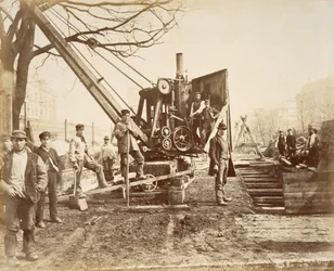 Une grue à vapeur en fonctionnement pendant la construction de la Circle Line à Paddington, Londres, c.1890