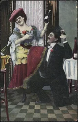 Un couple bien habillé riant