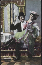 Un couple bien habillé riant