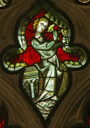 Une fenêtre dans la chapelle de la Vierge représentant un ange musicien avec des cloches