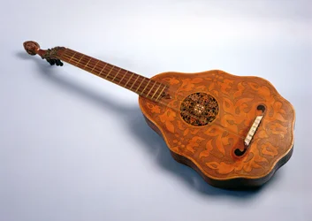 Un orpharion réputé fabriqué pour Élisabeth I par John Rose en 1580