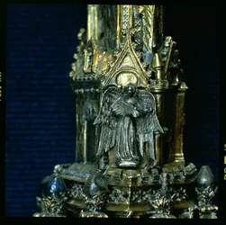 Ange jouant de la guiterne avec un plectre, détail de la crosse de Guillaume de Wykeham (c.1320-1404)