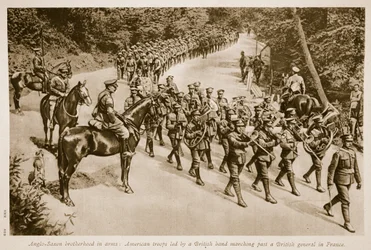 Fraternité anglo-saxonne en armes : troupes américaines dirigées par une fanfare britannique défilant devant un général britannique en France, 1914-19